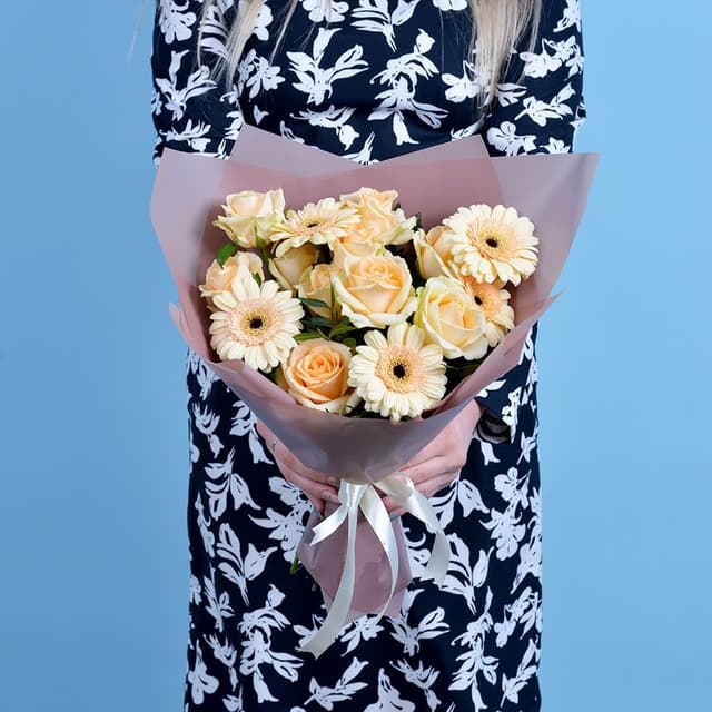 Сборный букет из герберы и Роз 60 см "Гертруда" Сборный букет из герберы и Роз 60 см "Гертруда"