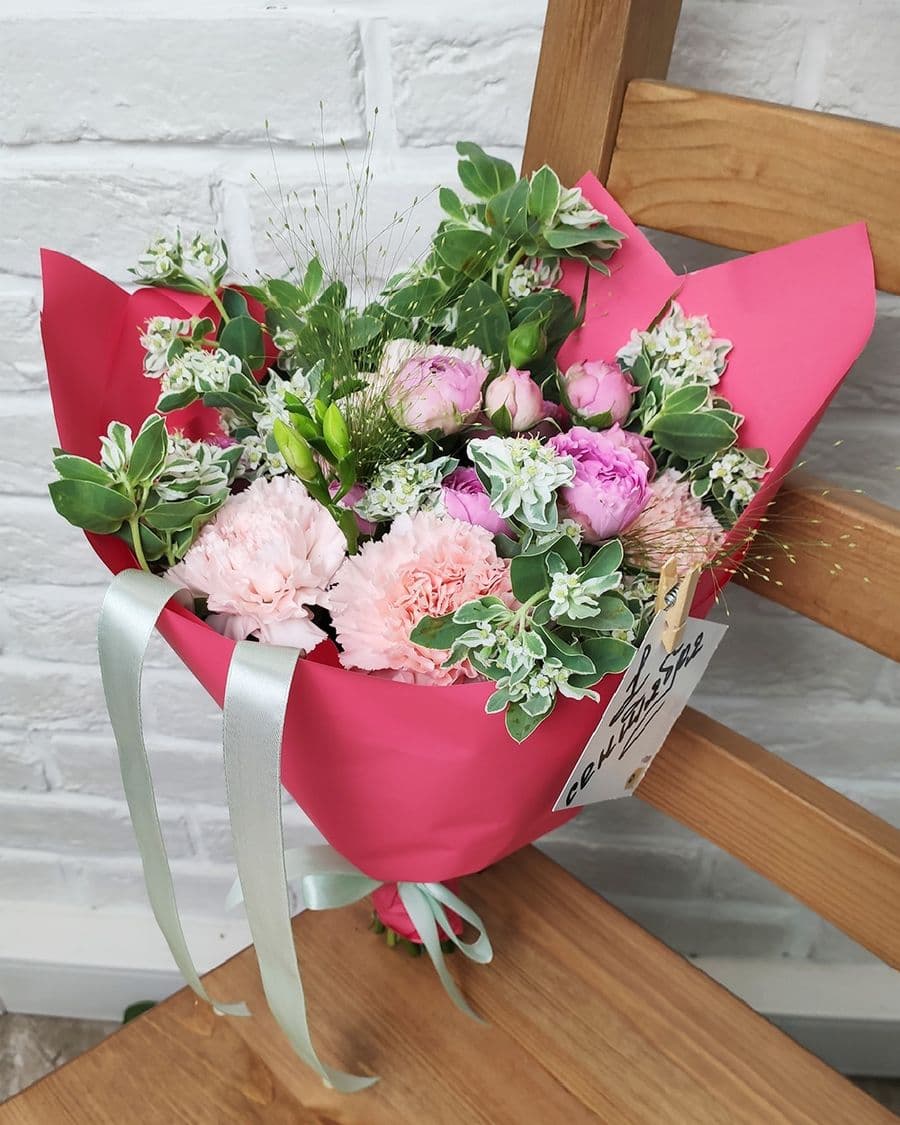 Букет из Роз и Диантуса «Первая встреча»