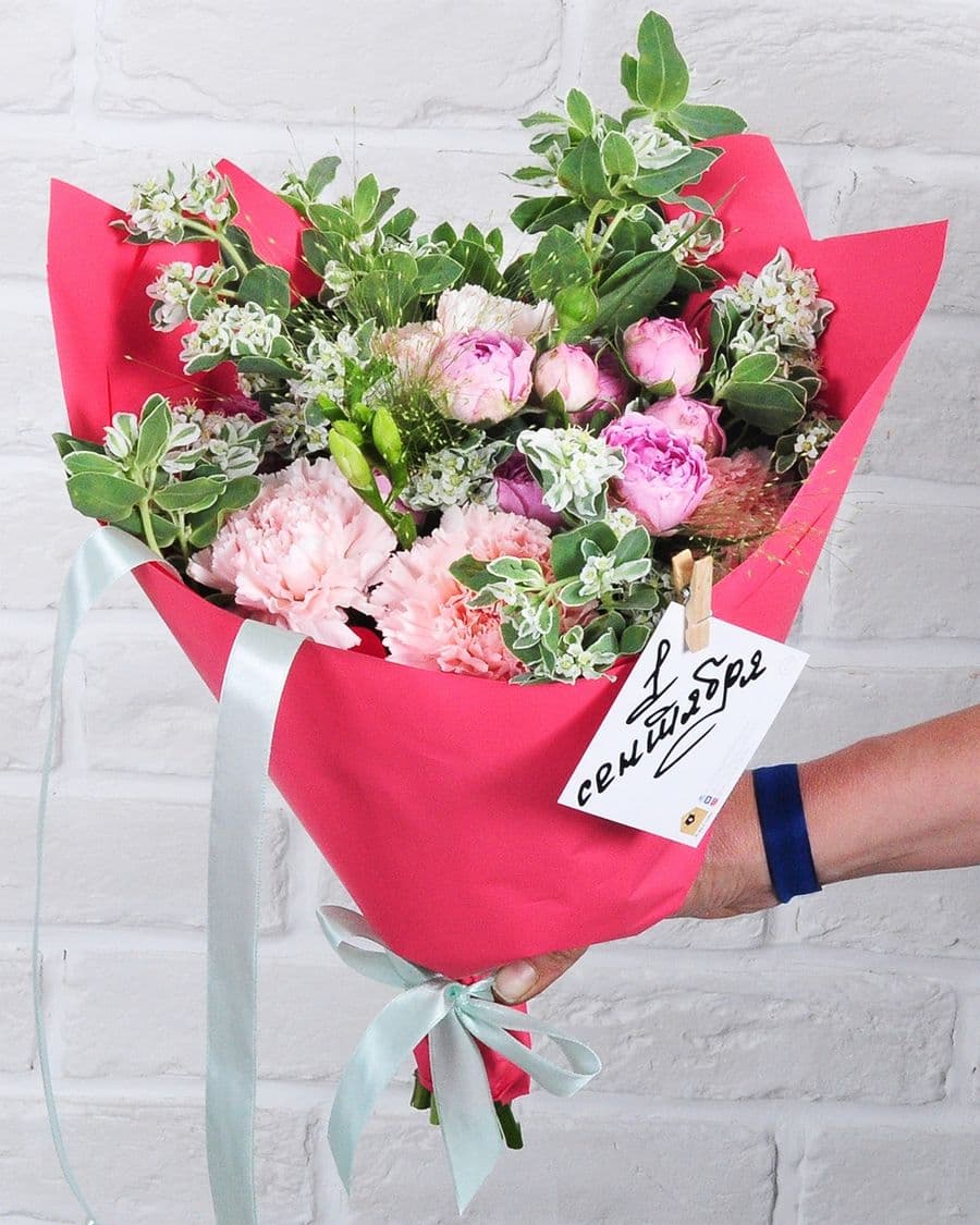 Букет из Роз и Диантуса «Первая встреча»