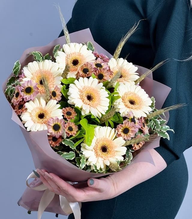 Сборный букет из гермини и кустовых хризантем "Полевая Романтика" Сборный букет из гермини и кустовых хризантем "Полевая Романтика"