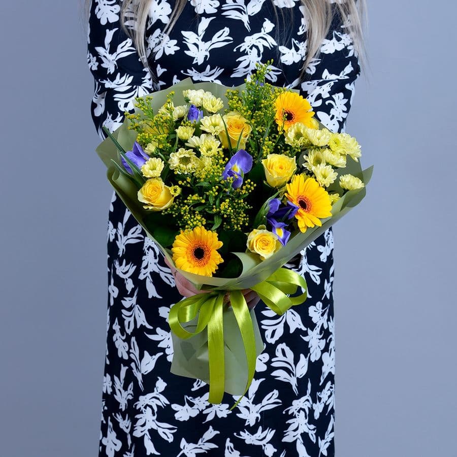 Букет из Гермини, Хризантем Сантини и Ирисов «Запах полей»