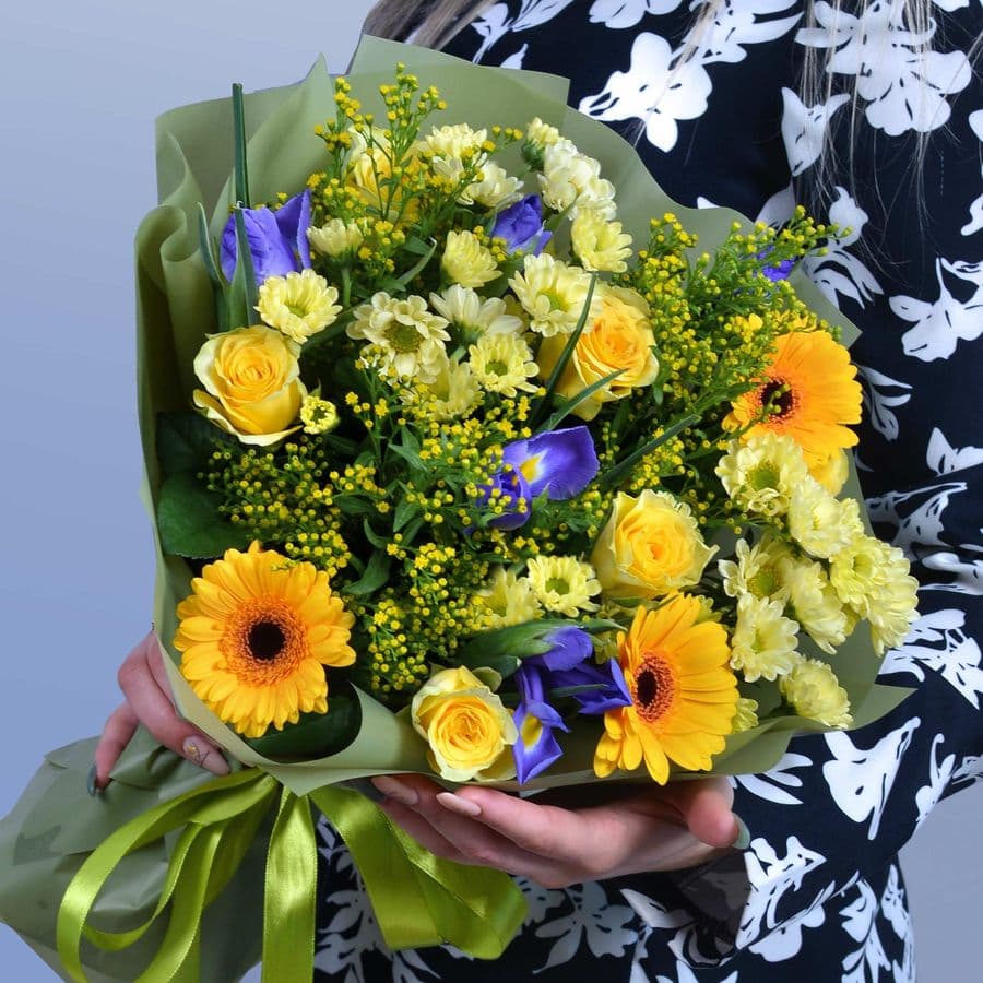 Букет из Гермини, Хризантем Сантини и Ирисов «Запах полей»