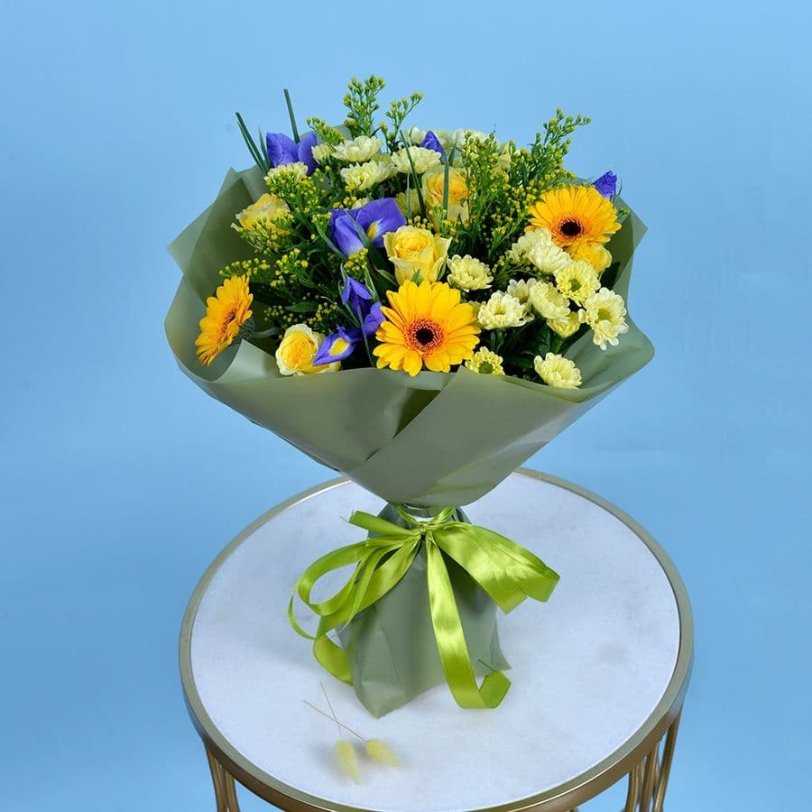 Букет из Гермини, Хризантем Сантини и Ирисов «Запах полей»