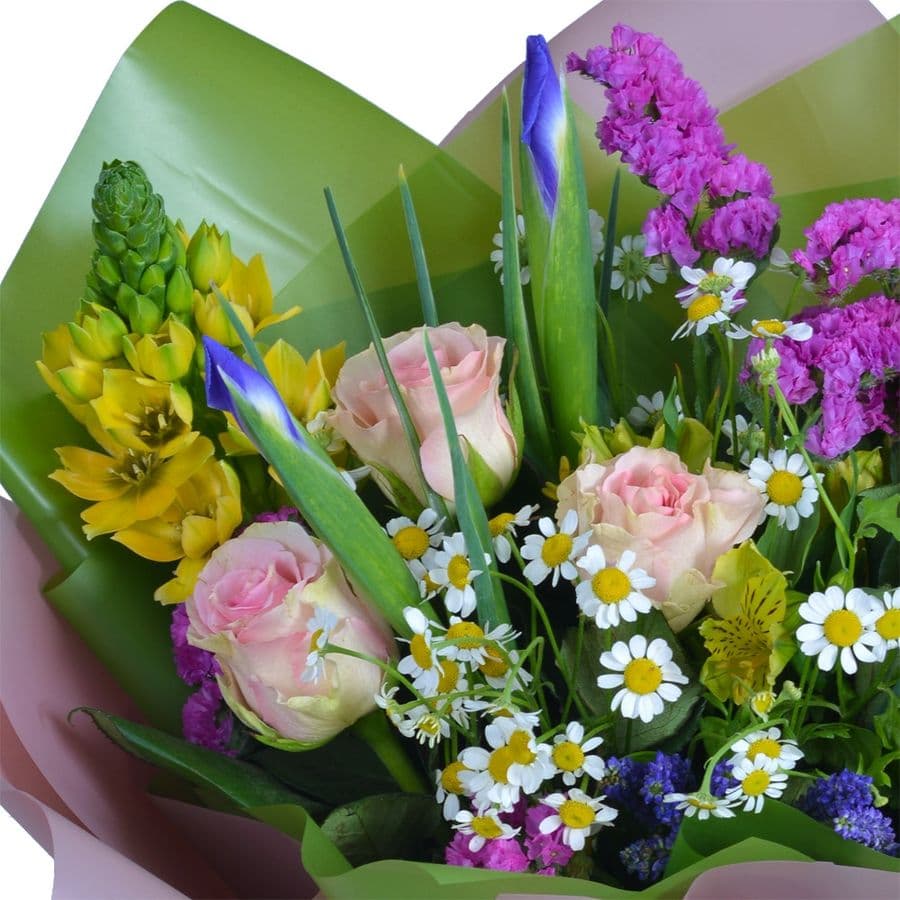 Букет из Роз, Ириса, Статицы и Ромашек «Цветущий Луг»