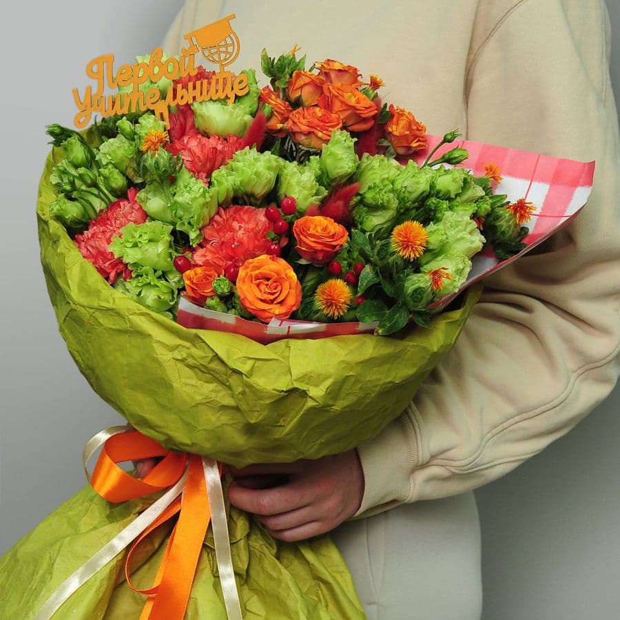 Букет из Эустомы, Кустовой Розы и Диантуса «Первой учительнице»