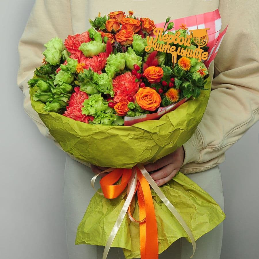 Букет из Эустомы, Кустовой Розы и Диантуса «Первой учительнице»