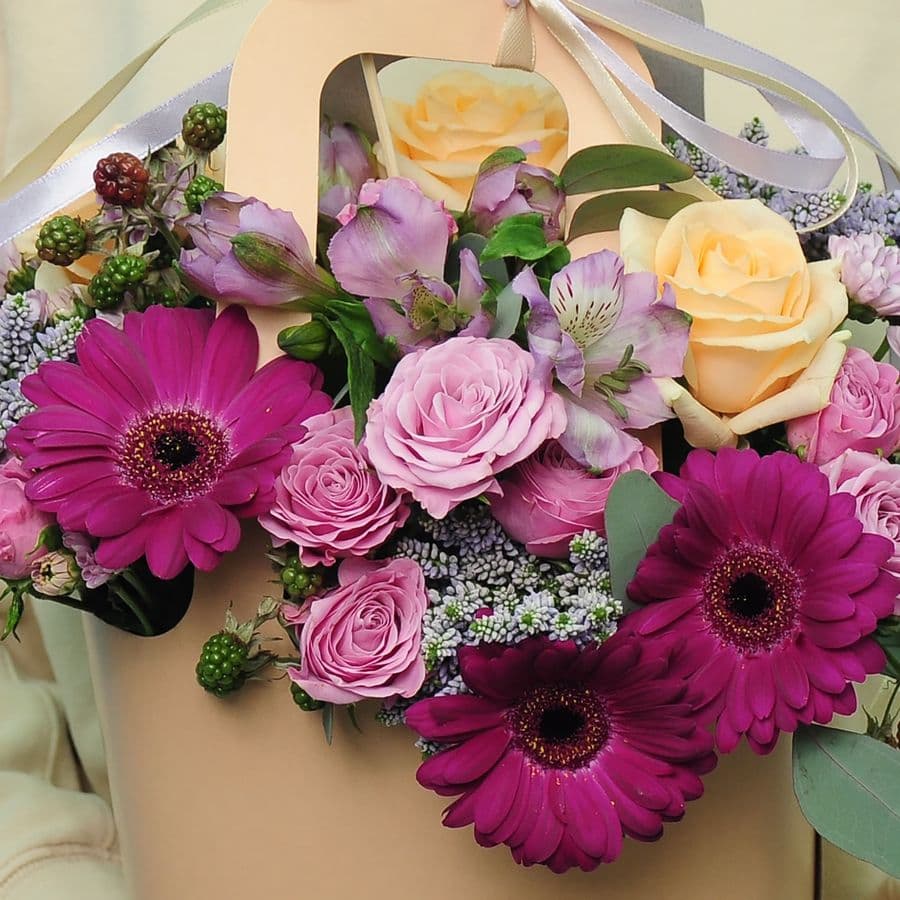 Композиция из Роз, Гермини и Хризантем в сумочке «Лесные ягоды»