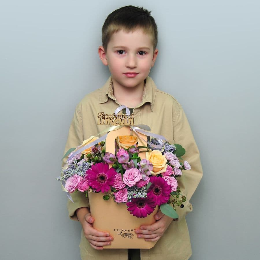 Композиция из Роз, Гермини и Хризантем в сумочке «Лесные ягоды»