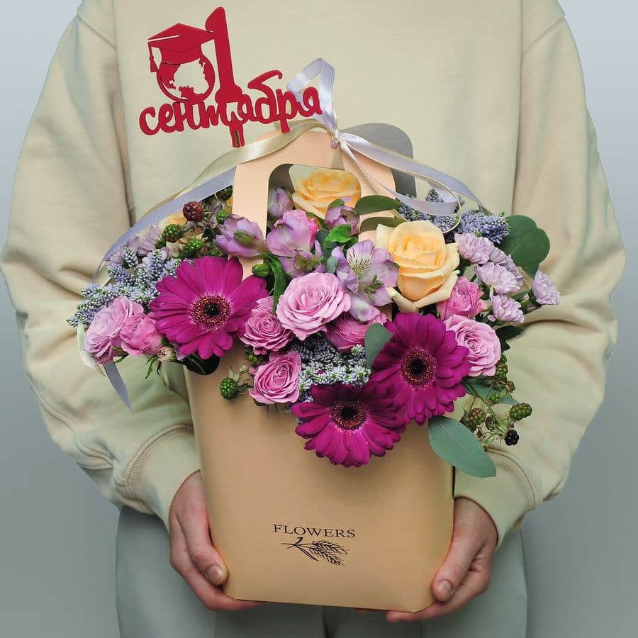 Композиция из Роз, Гермини и Хризантем в сумочке «Лесные ягоды»