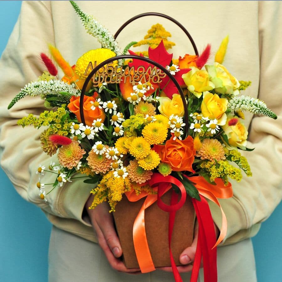 Композиция из Роз, Хризантем и Ромашки в сумке «От любимых учеников»