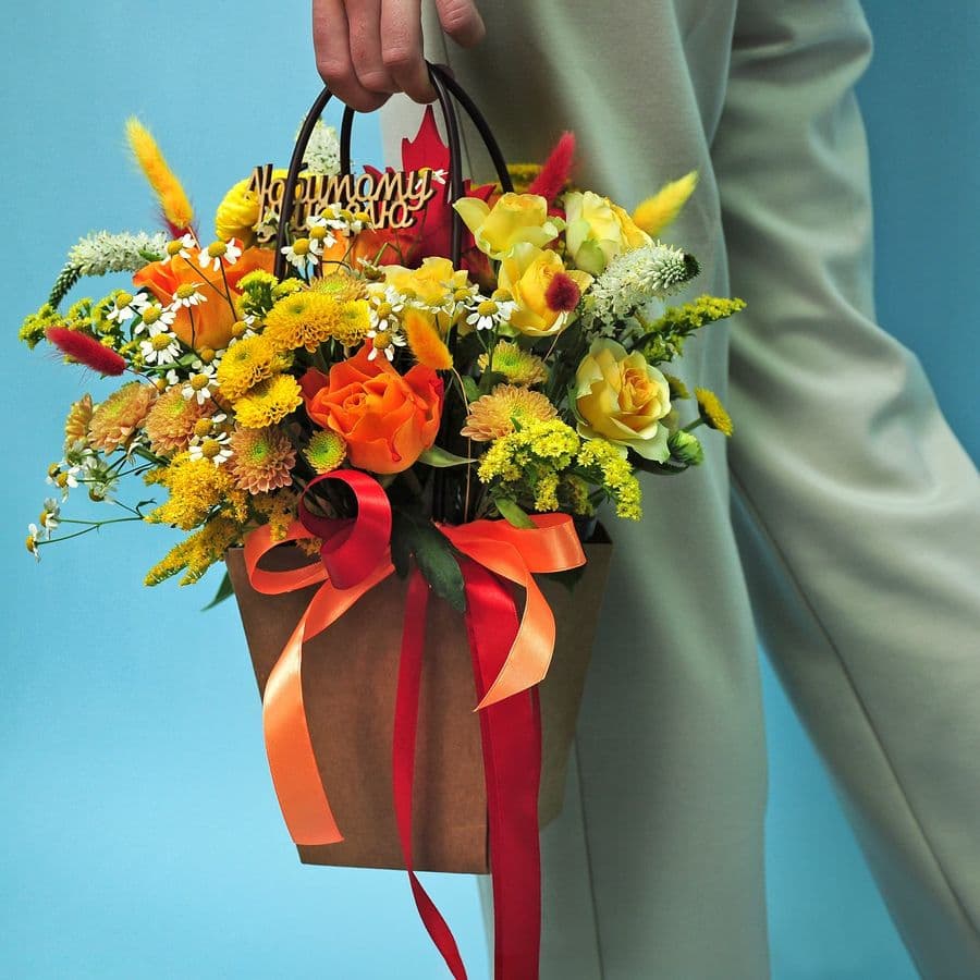 Композиция из Роз, Хризантем и Ромашки в сумке «От любимых учеников»