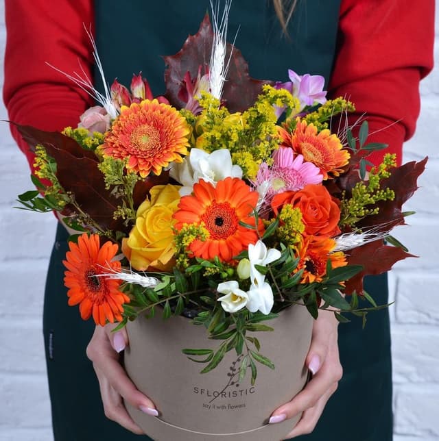 Композиция из Гермини, Роз и Фрезии в шляпной коробке «Осенняя» Композиция из Гермини, Роз и Фрезии в шляпной коробке «Осенняя»