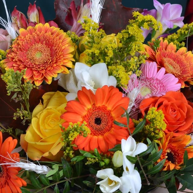 Композиция из Гермини, Роз и Фрезии в шляпной коробке «Осенняя» Композиция из Гермини, Роз и Фрезии в шляпной коробке «Осенняя»