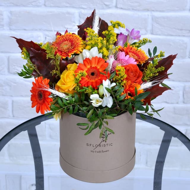 Композиция из Гермини, Роз и Фрезии в шляпной коробке «Осенняя» Композиция из Гермини, Роз и Фрезии в шляпной коробке «Осенняя»