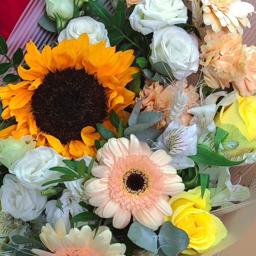 Букет из Подсолнуха, Эустом, Гермини и Роз «Солнечная нежность»