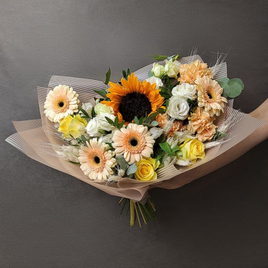 Букет из Подсолнуха, Эустом, Гермини и Роз «Солнечная нежность»