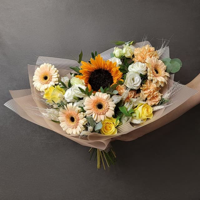 Букет из Подсолнуха, Эустом, Гермини и Роз «Солнечная нежность» Букет из Подсолнуха, Эустом, Гермини и Роз «Солнечная нежность»