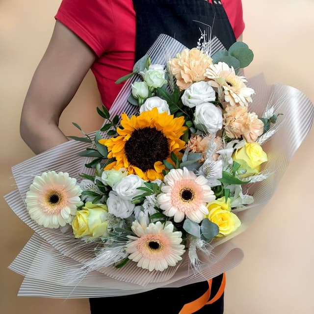Букет из Подсолнуха, Эустом, Гермини и Роз «Солнечная нежность» Букет из Подсолнуха, Эустом, Гермини и Роз «Солнечная нежность»
