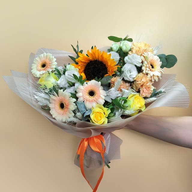 Букет из Подсолнуха, Эустом, Гермини и Роз «Солнечная нежность» Букет из Подсолнуха, Эустом, Гермини и Роз «Солнечная нежность»