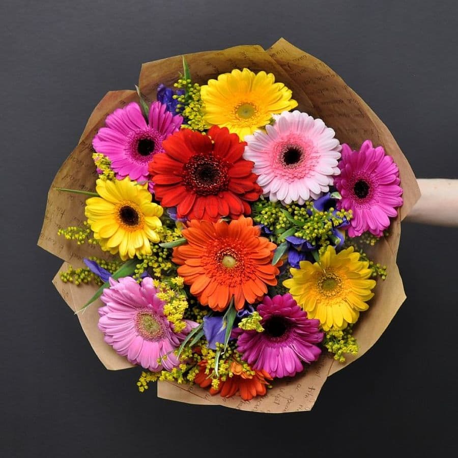 Букет из Гермини, Ирисов и Солидаго «Радуга после дождя»