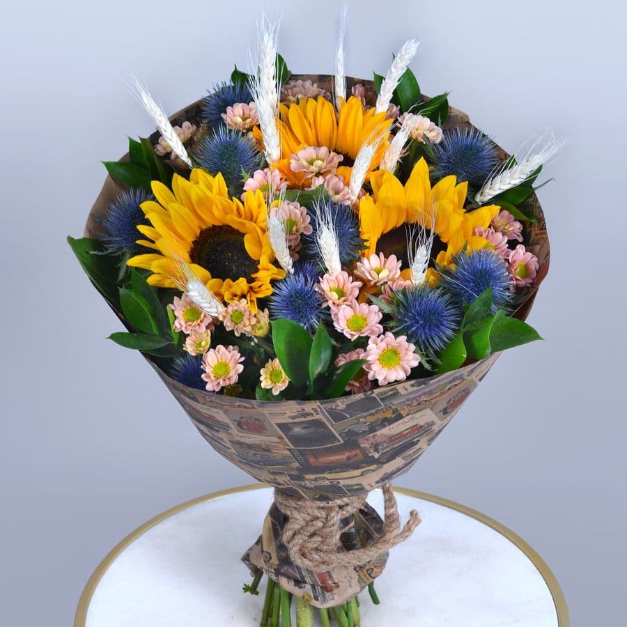Букет из Подсолнухов, Хризантем и Эрингиума «Милашка»