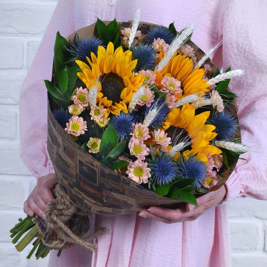 Букет из Подсолнухов, Хризантем и Эрингиума «Милашка»