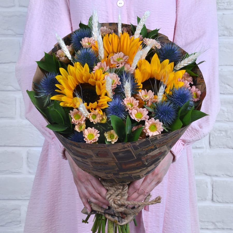 Букет из Подсолнухов, Хризантем и Эрингиума «Милашка»