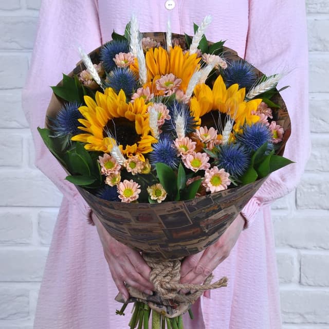 Букет из Подсолнухов, Хризантем и Эрингиума «Милашка» Букет из Подсолнухов, Хризантем и Эрингиума «Милашка»