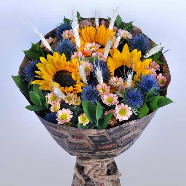 Букет из Подсолнухов, Хризантем и Эрингиума «Милашка» Букет из Подсолнухов, Хризантем и Эрингиума «Милашка»