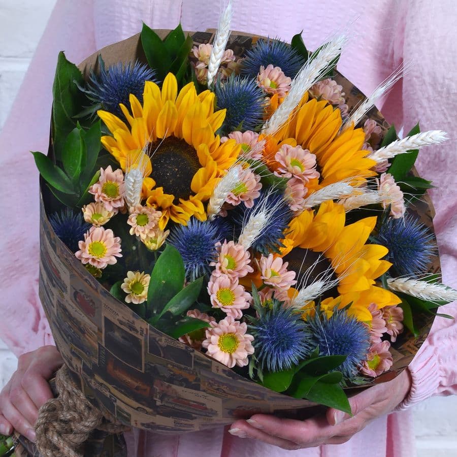 Букет из Подсолнухов, Хризантем и Эрингиума «Милашка»