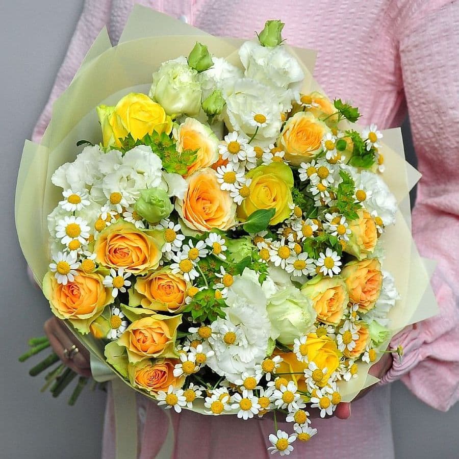 Букет из Роз, Эустомы и Матрикарии «Лучи сквозь облако»