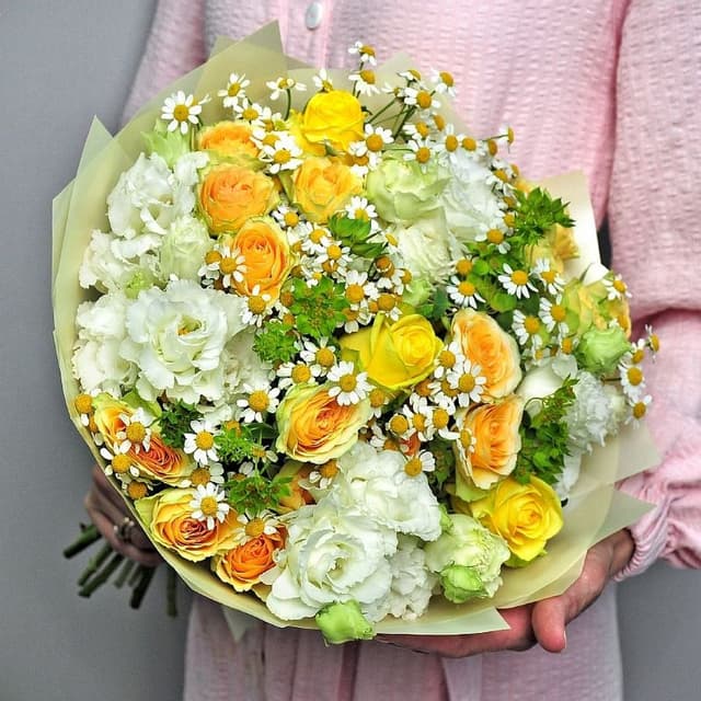 Букет из Роз, Эустомы и Матрикарии «Лучи сквозь облако» Букет из Роз, Эустомы и Матрикарии «Лучи сквозь облако»