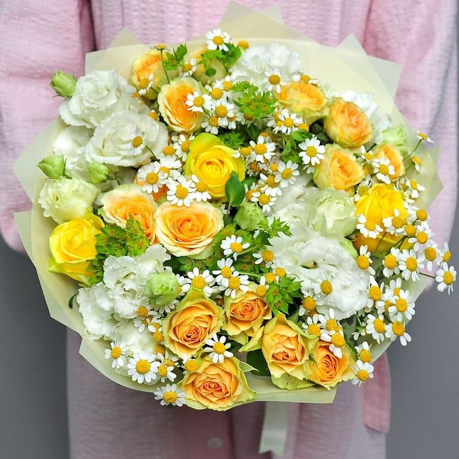 Букет из Роз, Эустомы и Матрикарии «Лучи сквозь облако»
