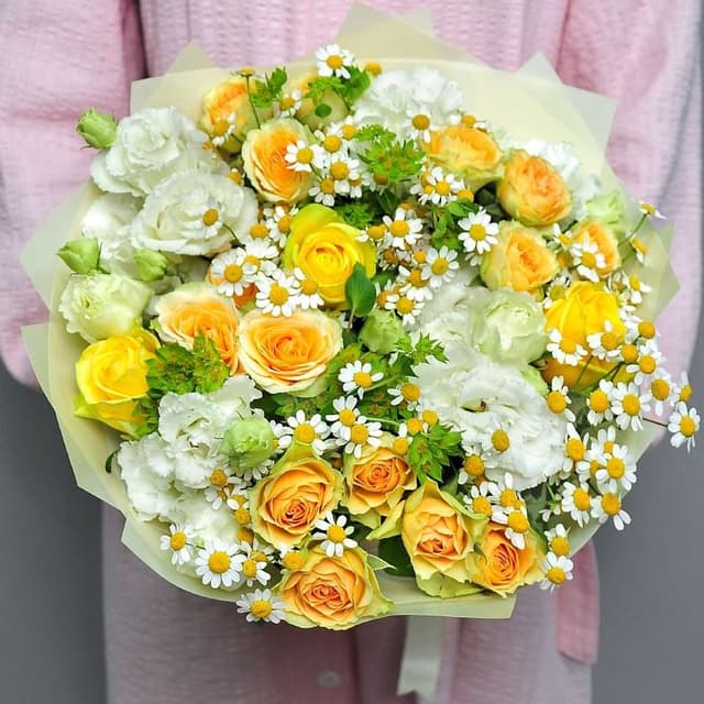 Букет из Роз, Эустомы и Матрикарии «Лучи сквозь облако» Букет из Роз, Эустомы и Матрикарии «Лучи сквозь облако»