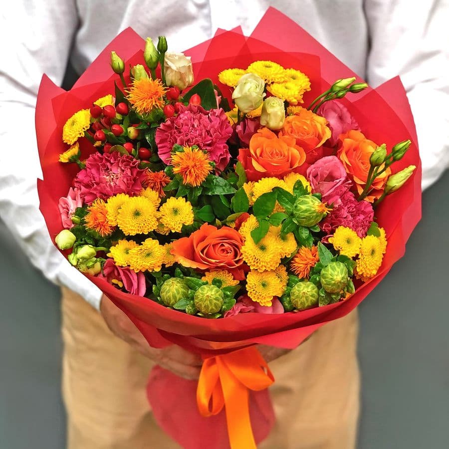 Букет из кустовой Хризантемы, Розы, Эустомы и Гиперикума «Пестрый»