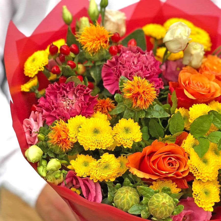 Букет из кустовой Хризантемы, Розы, Эустомы и Гиперикума «Пестрый»