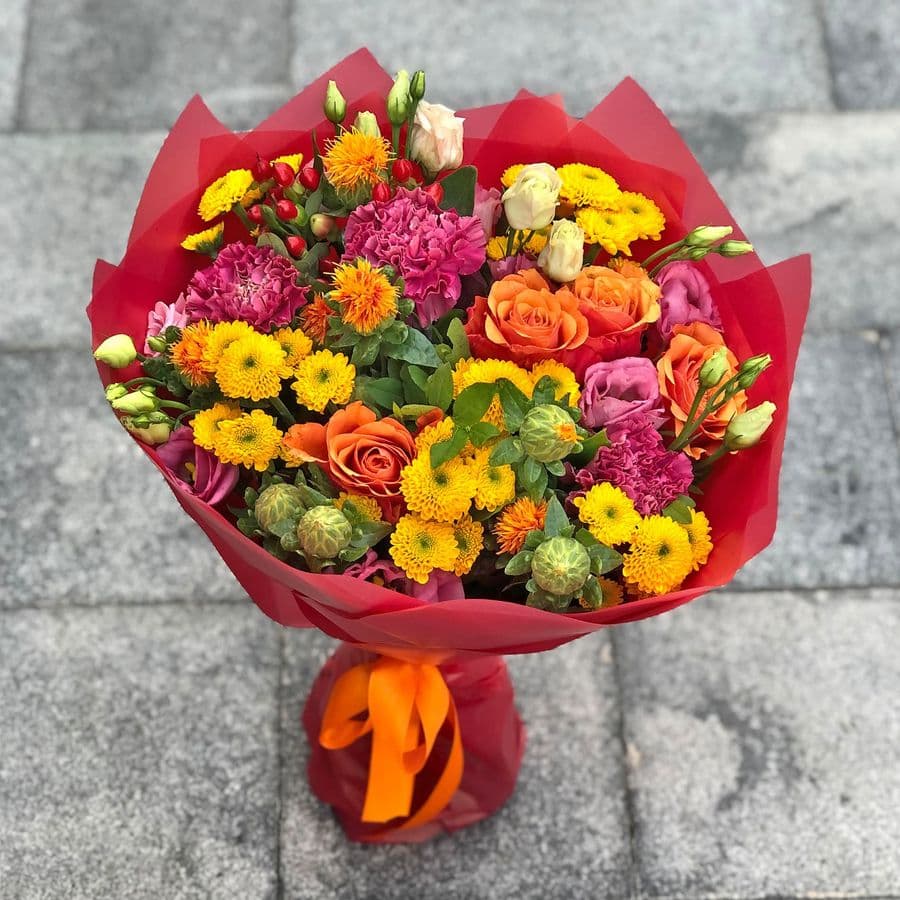 Букет из кустовой Хризантемы, Розы, Эустомы и Гиперикума «Пестрый»