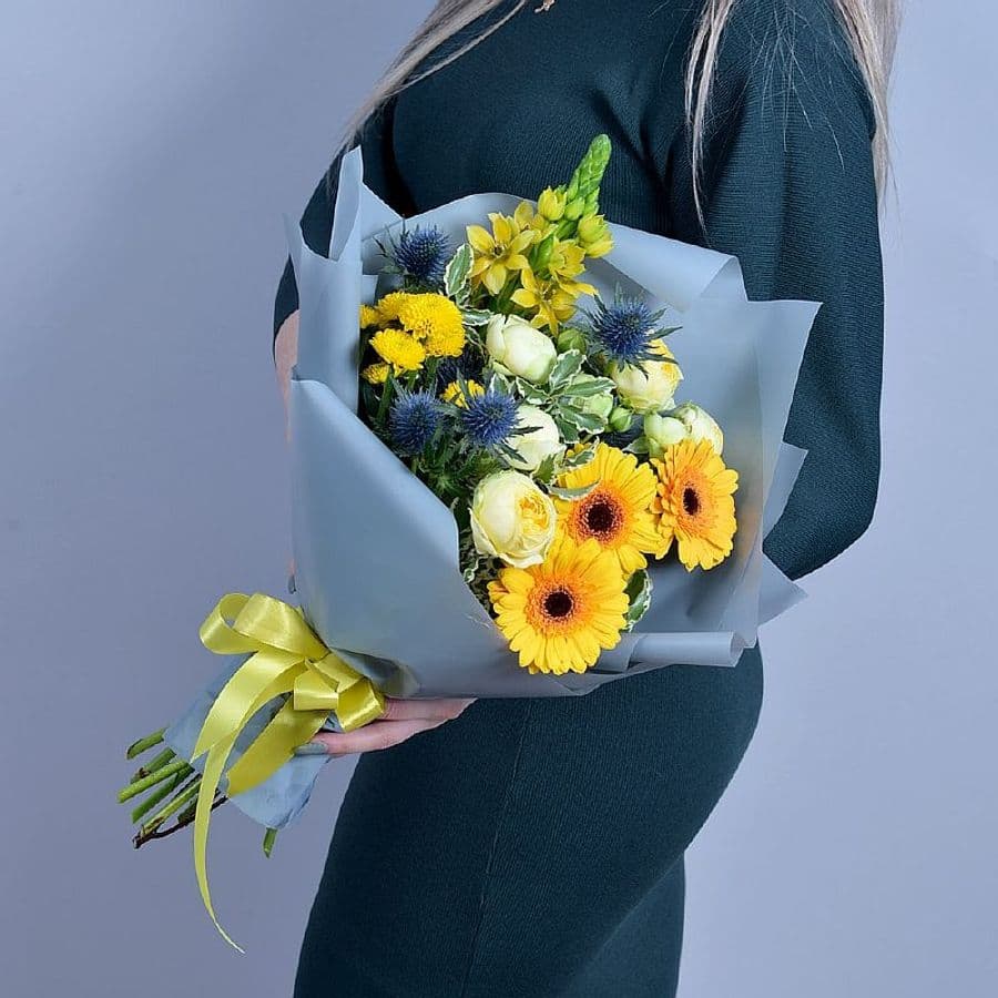 Сборный букет из гермини, эрингиума "Солнечный креатив"