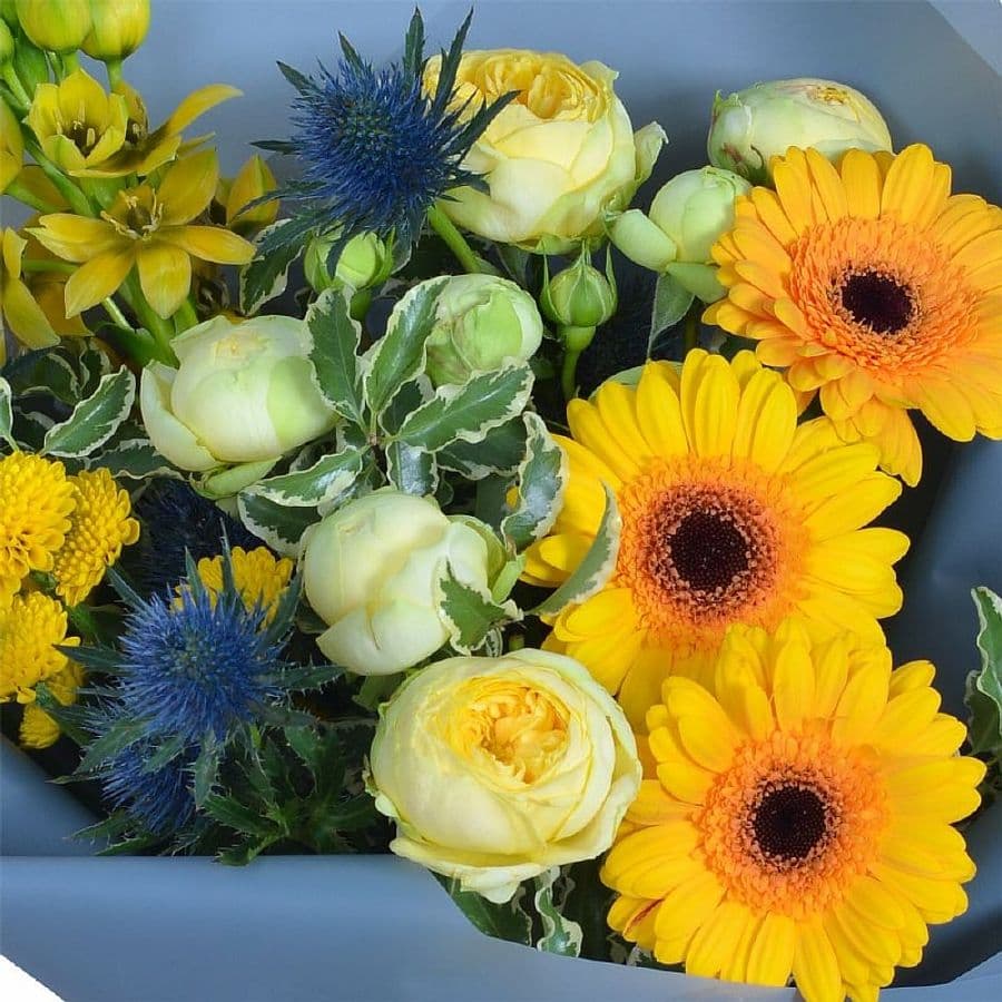 Сборный букет из гермини, эрингиума "Солнечный креатив"
