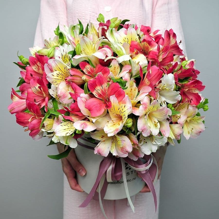 Композиция из Альстромерий в шляпной коробке «Краски лета»