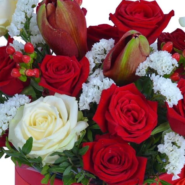 Композиция из Амариллиса и Розы в шляпной коробке «Тревоги души» Композиция из Амариллиса и Розы в шляпной коробке «Тревоги души»