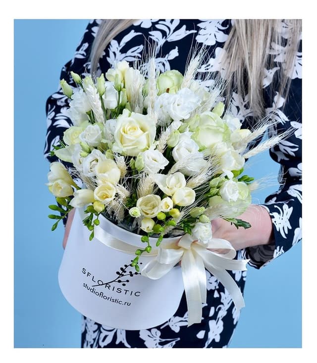 Композиция из Роз, Лизиантуса, Фрезии в шляпной коробке «Невинная красота» Композиция из Роз, Лизиантуса, Фрезии в шляпной коробке «Невинная красота»