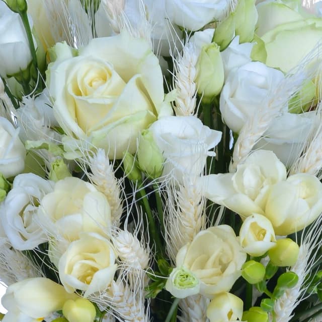 Композиция из Роз, Лизиантуса, Фрезии в шляпной коробке «Невинная красота» Композиция из Роз, Лизиантуса, Фрезии в шляпной коробке «Невинная красота»