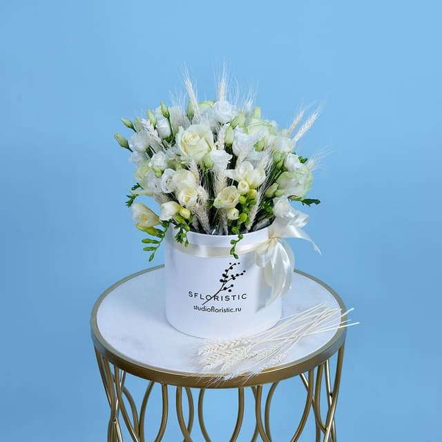 Композиция из Роз, Лизиантуса, Фрезии в шляпной коробке «Невинная красота» Композиция из Роз, Лизиантуса, Фрезии в шляпной коробке «Невинная красота»