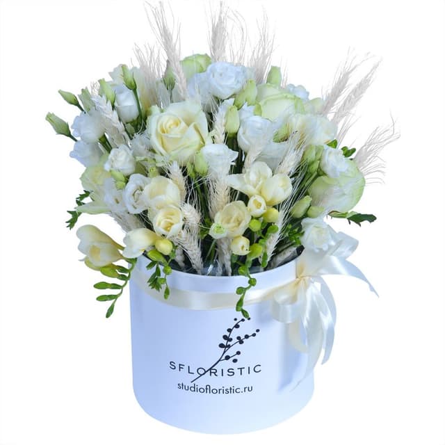 Композиция из Роз, Лизиантуса, Фрезии в шляпной коробке «Невинная красота» Композиция из Роз, Лизиантуса, Фрезии в шляпной коробке «Невинная красота»