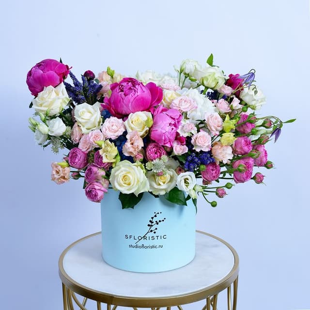 Композиция из Пионов, Лизиантуса и Роз в шляпной коробке «Заветная мечта» Композиция из Пионов, Лизиантуса и Роз в шляпной коробке «Заветная мечта»