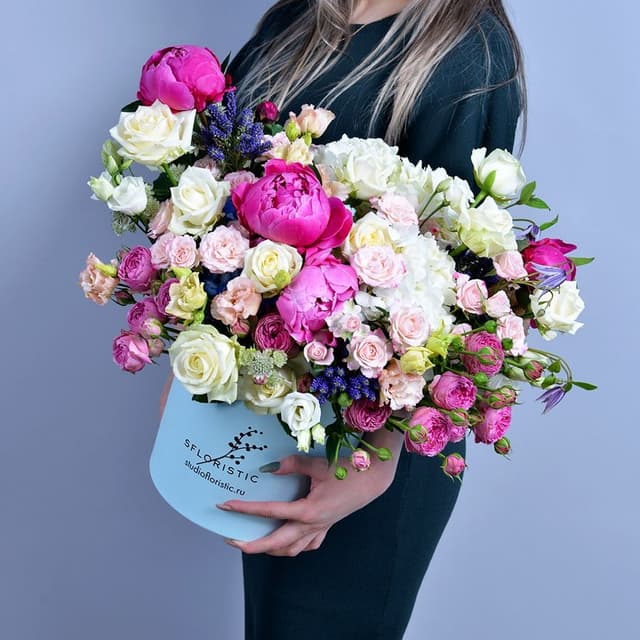 Композиция из Пионов, Лизиантуса и Роз в шляпной коробке «Заветная мечта» Композиция из Пионов, Лизиантуса и Роз в шляпной коробке «Заветная мечта»