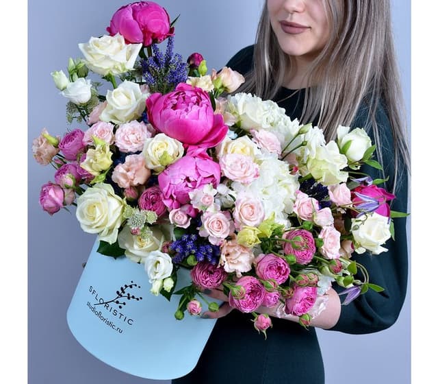 Композиция из Пионов, Лизиантуса и Роз в шляпной коробке «Заветная мечта» Композиция из Пионов, Лизиантуса и Роз в шляпной коробке «Заветная мечта»