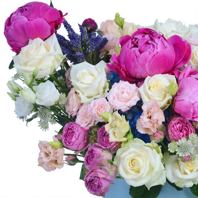 Композиция из Пионов, Лизиантуса и Роз в шляпной коробке «Заветная мечта» Композиция из Пионов, Лизиантуса и Роз в шляпной коробке «Заветная мечта»