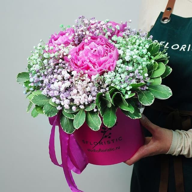 Композиция из Гипсофилы и Пионов в шляпной коробке «Малиновый каприз» Композиция из Гипсофилы и Пионов в шляпной коробке «Малиновый каприз»